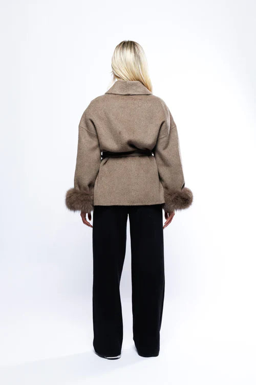 Women’s Wool Coat – Elegant Design, Faux Fur Details & Premium Warmth